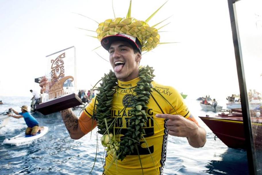 Gabriel Medina, 20 anni, con il prestigioso  Billabong Pro Tahiti vinto a Teahupo&#39;o lo scorso 26 agosto. EPA